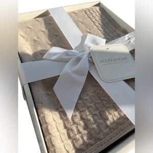 🥰❤️🥰 House & Home  wool/ cashmere blend light brown throw blanket